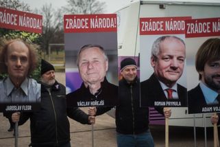 Covid se vrátil a lůza vylezla z kanálů. Koordinov...